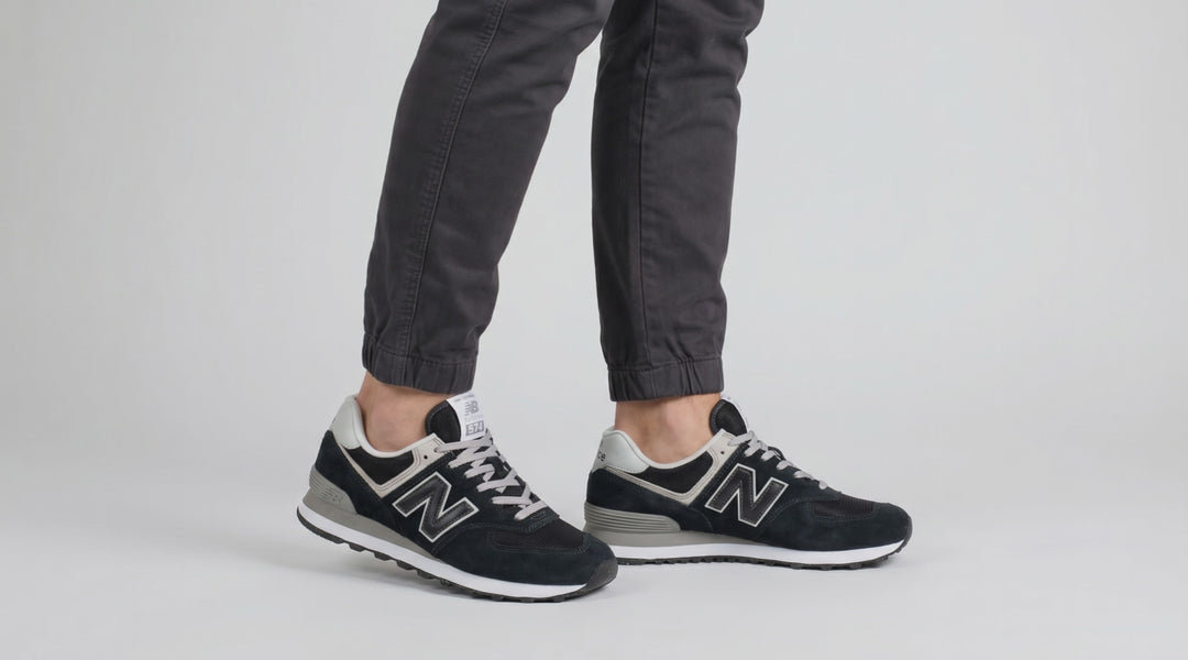 New Balance ML574EVB Laufschuhe für Herren, weite Passform, exklusiv, Schwarz/Weiß